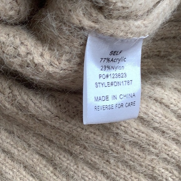 Beautiful Sweater by Fashion Nova 💛💛 - Picture 5 of 6